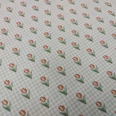 Tecido com padrão floral e xadrez bege e branco