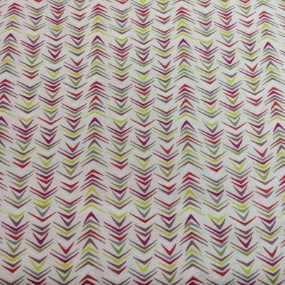 Tecido branco com padrão de triângulos coloridos em vermelho, verde lima e castanho