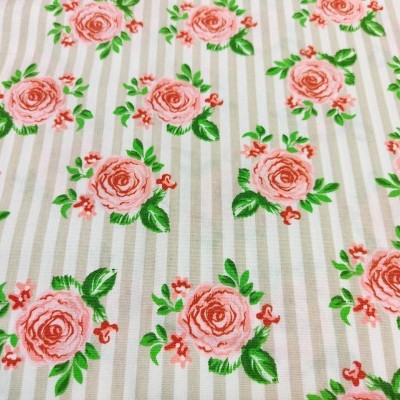 Tecido com padrão de flores cor-de-rosa e folhas verdes em riscas verticais claras