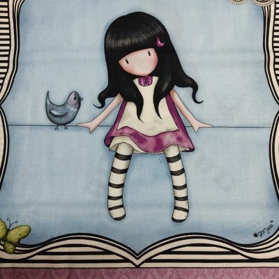 Ilustração de boneca Gorjuss em tecido com pássaro e bordas decorativas