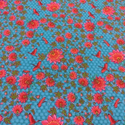 Tecido azul com padrão floral rosa e vermelho com borboletas vermelhas