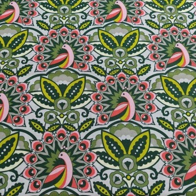 Tecido estampado com pombas cor-de-rosa e verde, folhas e padrão floral em fundo branco