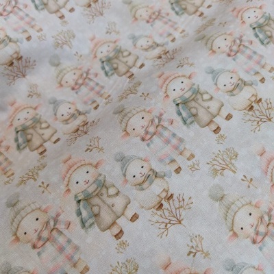 Tecido com padrão de ursinhos e ovelhas em roupas de inverno em tons pastel