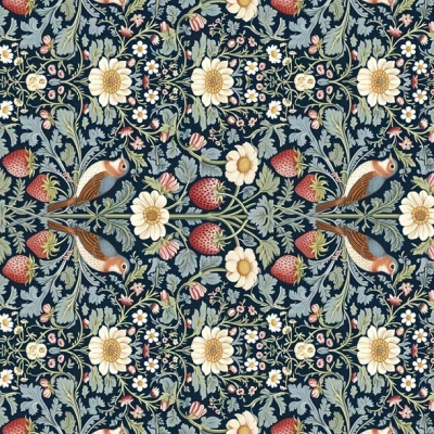 Padrão decorativo com pássaros, morangos, flores e folhas em fundo azul escuro