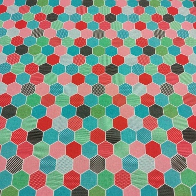 Tecido com padrão de hexágonos coloridos em várias cores