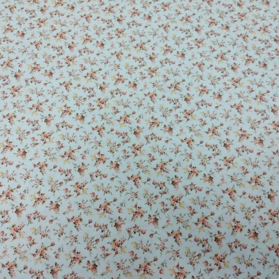 tecido branco com padrão floral vermelho e verde