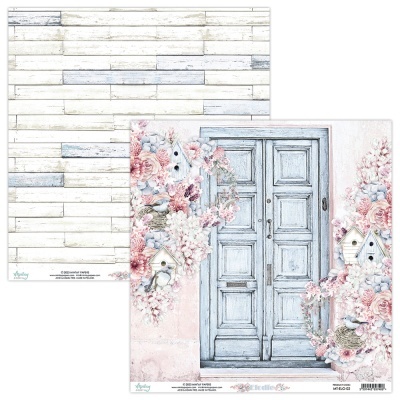 Papel decorativo dupla face com porta azul antiga decorada por flores e padrão de tábuas de madeira brancas