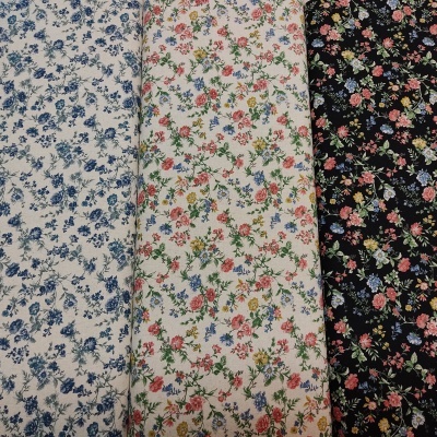 Tecidos com padrões florais em branco, creme e preto