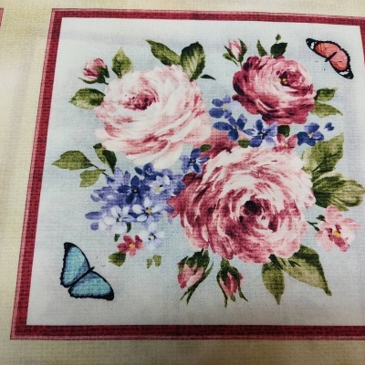 Tecido com padrão floral de rosas cor-de-rosa, flores azuis, borboletas e folhas verdes com bordas vermelhas