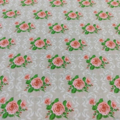 Tecido decorativo com padrão de rosas cor-de-rosa e folhas verdes
