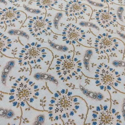 tecido branco com padrão floral azul e castanho