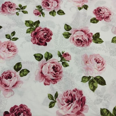 Tecido branco com padrão floral de rosas rosas e folhas verdes