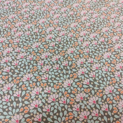 tecido têxtil com padrão floral colorido em fundo cinza