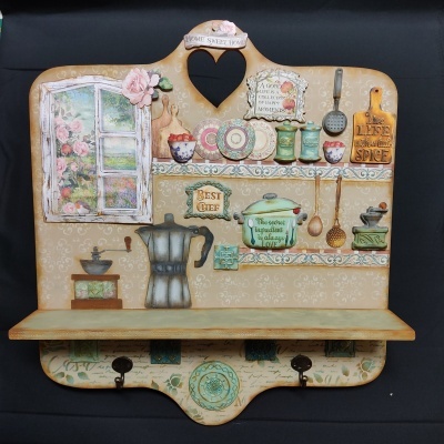 prateleira decorativa temática cozinha com ganchos madeira pintada com utensílios e placas texto