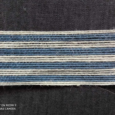 Fita têxtil riscada azul e branca sobre fundo preto