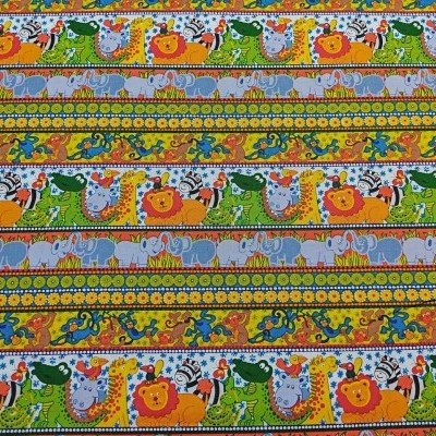 Tecido colorido com padrão infantil de animais em tiras horizontais