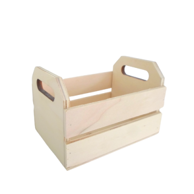 Caixa de madeira clara com alças retangulares