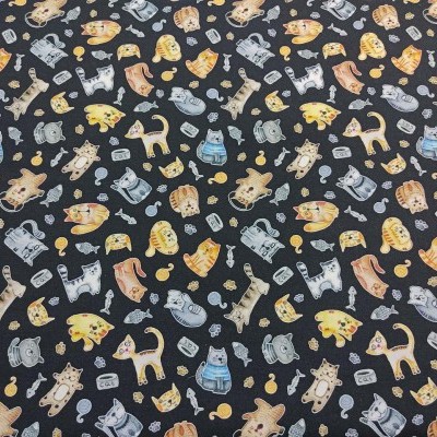 Tecido preto com desenhos de gatos coloridos em várias poses e acessórios