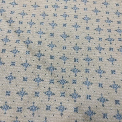 tecido bege com padrão azul claro geométrico