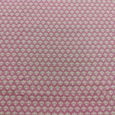 Tecido rosa com padrão floral branco repetitivo.
