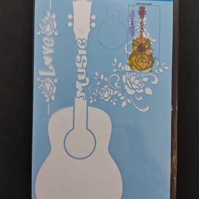 Stencil azul claro com formatos recortados de guitarra, textos 'Love', 'Music' e padrão floral em embalagem transparente.