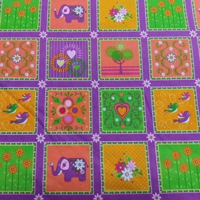Tecido colorido estampado com quadrados de elefantes, flores e corações em fundo roxo