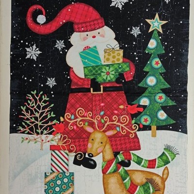 tecido natalício com Pai Natal, rena e árvore de Natal coloridos