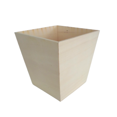 Caixa quadrada de madeira clara