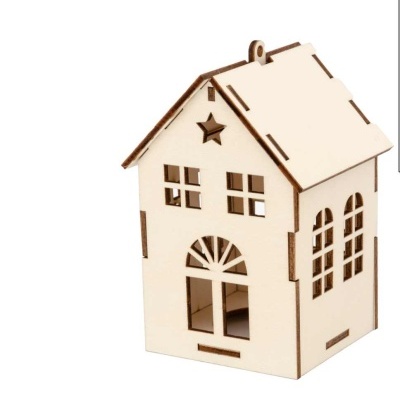 Casa decorativa em madeira clara com janelas em vários formatos