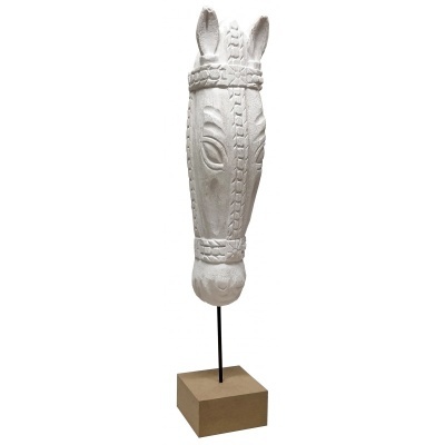Cabeça decorativa de cavalo branca sobre base de madeira