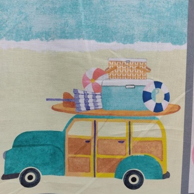 Ilustração de carrinha clássica com malas e bóias na praia