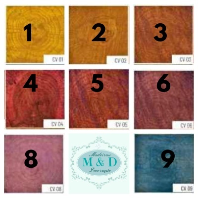 Quadrados coloridos de madeira com etiquetas numeradas e logo da empresa Maderas M&D