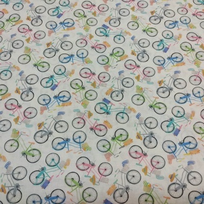 tecido branco com padrão colorido de bicicletas