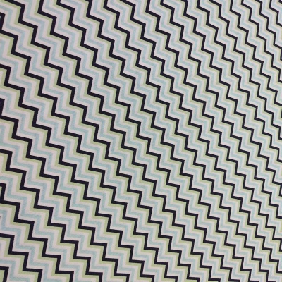 Tecido com padrão geométrico em zig-zag nas cores preto, branco, verde e azul.