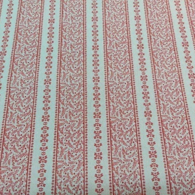 Tecido com padrão de riscas verticais vermelhas e brancas com motivos florais.
