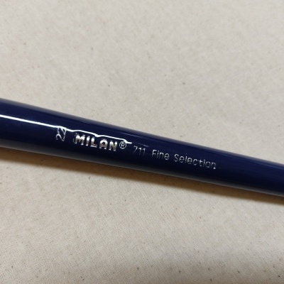 Pincel de cabelo azul com inscrição MILAN 711 Fine Selection