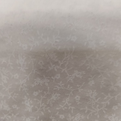 tecido branco com padrão floral em relevo