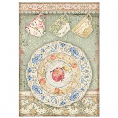 Placa decorativa com prato de cerâmica e três chávenas penduradas com padrões florais.