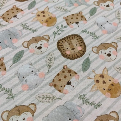 Tecido infantil com estampado de animais e folhas em tons suaves