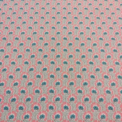 Tecido rosa com padrão floral azul e branco