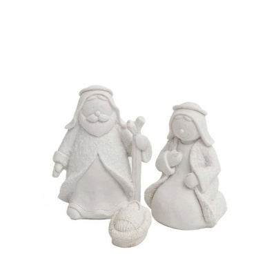 Conjunto de figuras de presépio em cerâmica branca com dois personagens e um berço.
