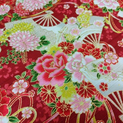 Tecido florido japonês em fundo vermelho com leques e detalhes dourados
