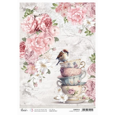 Quatro chávenas florais empilhadas com um pardal no topo e flores de fundo