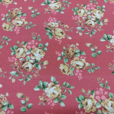 tecido floral vermelho com rosas amarelas e folhas verdes