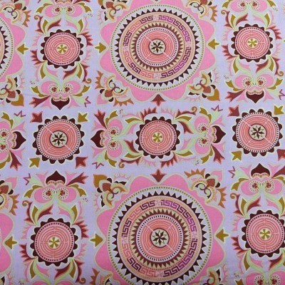 Tecido estampado com padrão de mandalas e motivos florais em rosa e outras cores
