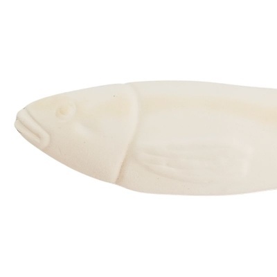 Prato creme em forma de peixe com relevo suave