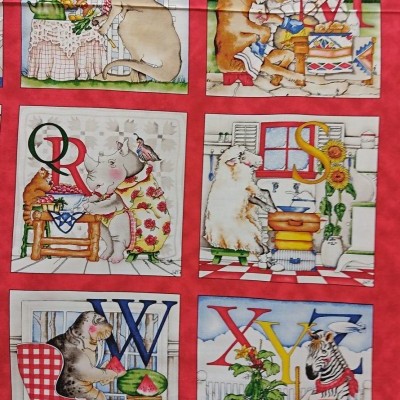 Seis quadrados coloridos com animais antropomorfizados e letras maiúsculas em diferentes cenas domésticas sobre fundo vermelho