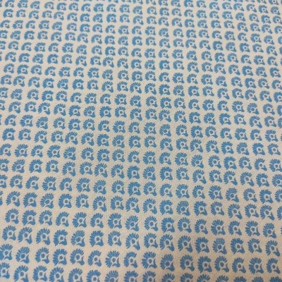 tecido com padrão repetido azul e branco de folhas estilizadas