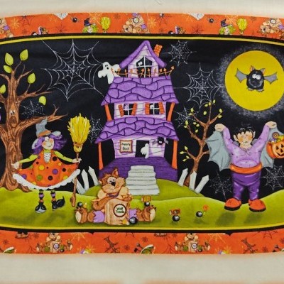 Tabuleiro oval decorativo Halloween com casa assombrada, personagens fantasiados e teias de aranha