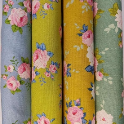 Rolos de tecido algodão com padrão floral colorido